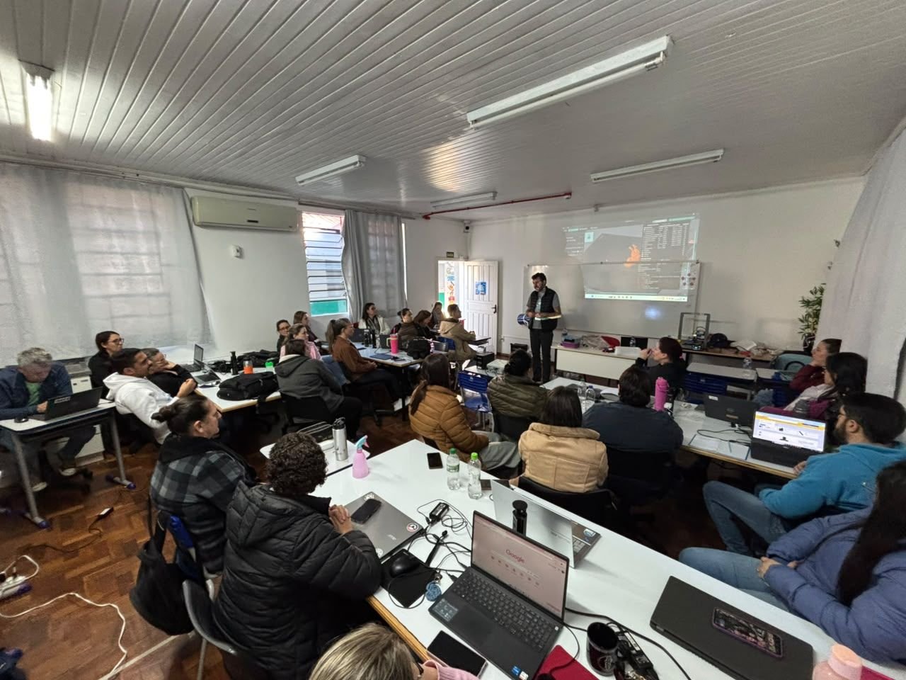 Professores da Rede Municipal de São Miguel do Oeste participam de formação no Laboratório Maker