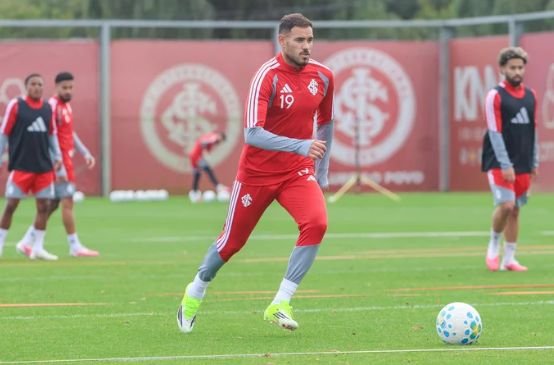 Sanabria treina com bola e pode reforçar o Inter no Gre-Nal 453