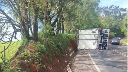 Caminhoneiro de 61 anos morre após veículo tombar na SC-157