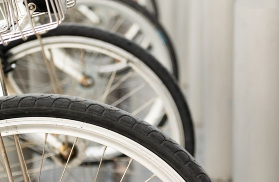 Companhia aérea condenada a indenizar passageiros por erro no transporte de bicicletas