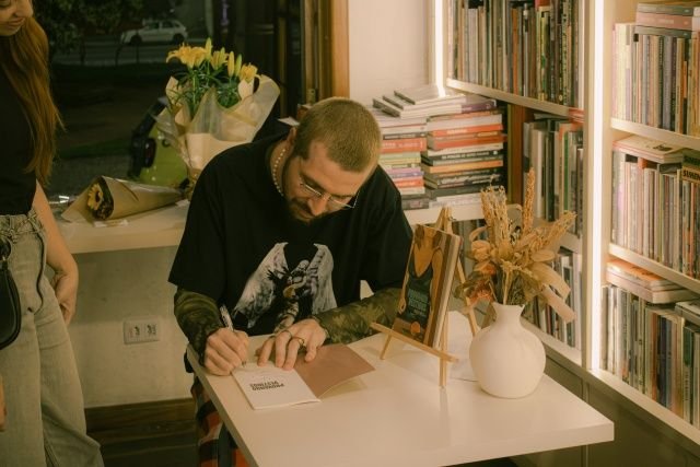 Hiago Rizzi lança livro de poemas sobre roupas e gênero em Curitiba