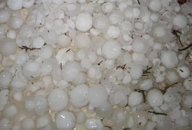 Temporais com granizo e vendavais causam estragos em mais de 300 casas em SC