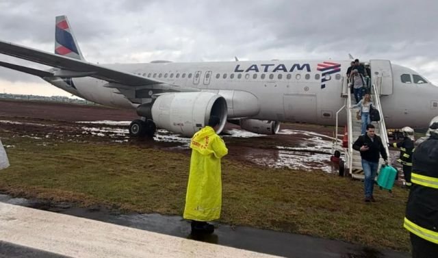 Avião da Latam sai da pista durante pouso no Aeroporto de Cascavel