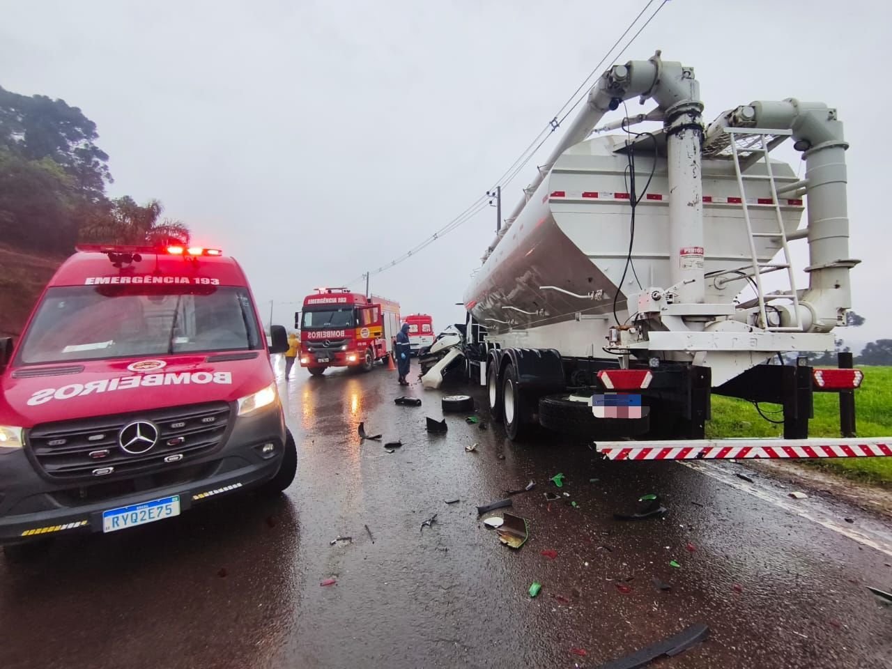Colisão entre carro e caminhão deixa homem morto na SC-135 em Videira