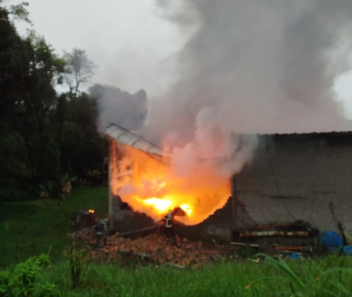Incêndio em indústria de reciclagem mobiliza bombeiros em São Lourenço do Oeste