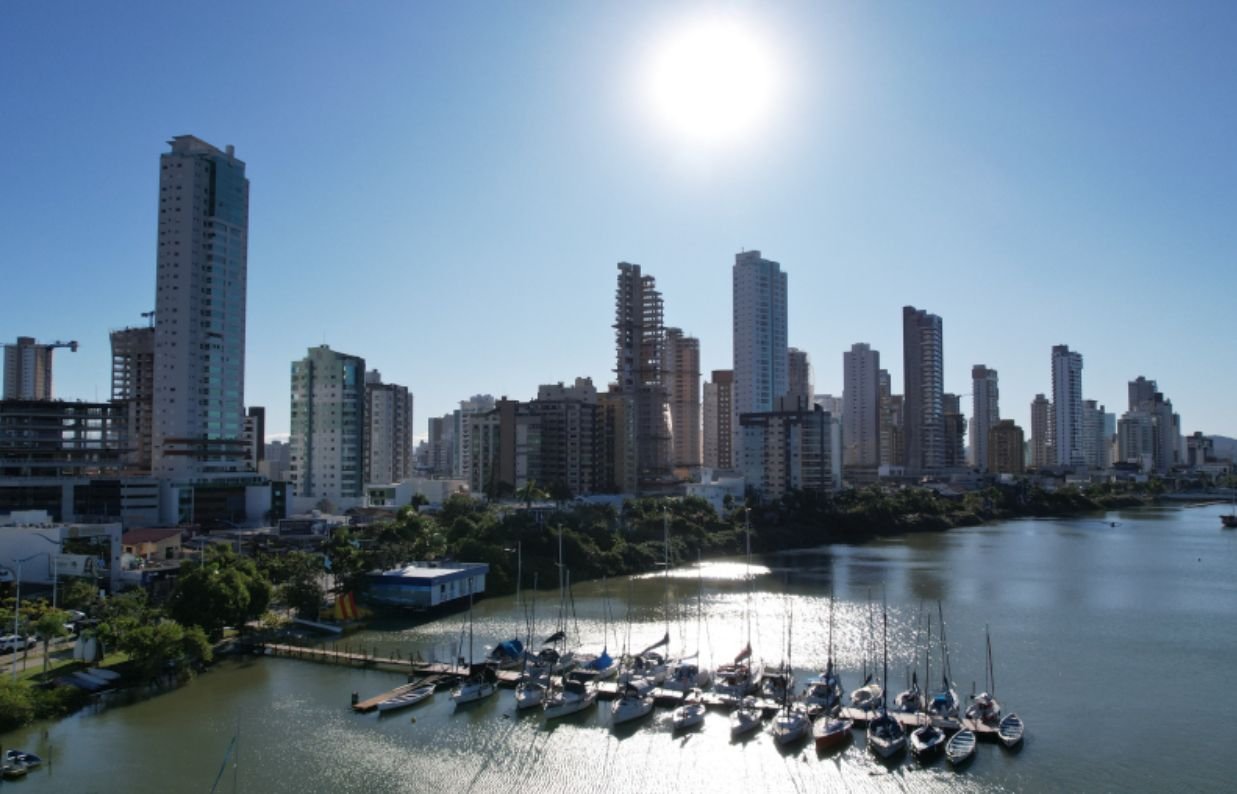 Itajaí registra maior crescimento populacional na AMFRI em 2026