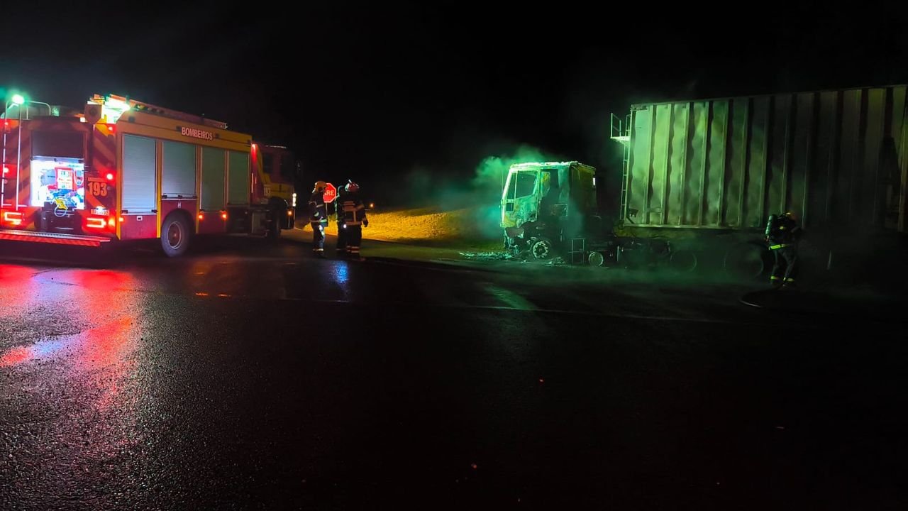 Caminhão pega fogo em Vargem Bonita e cabine é destruída