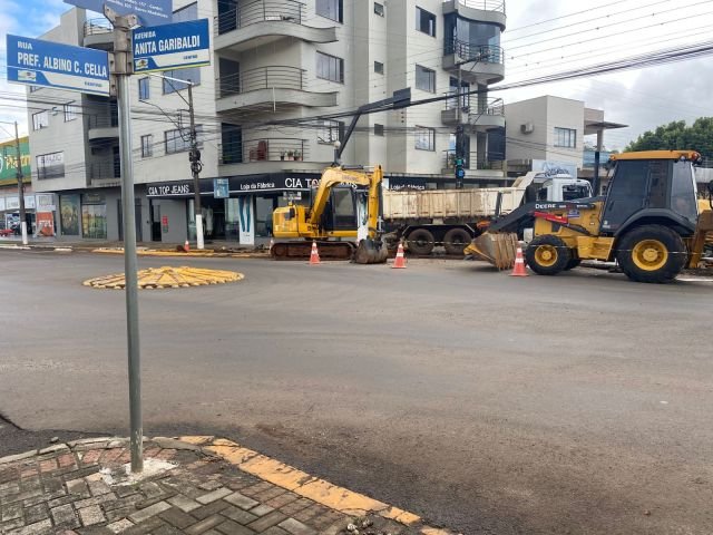 Intervenção em rua alagada no Centro de Maravilha causa interdição temporária