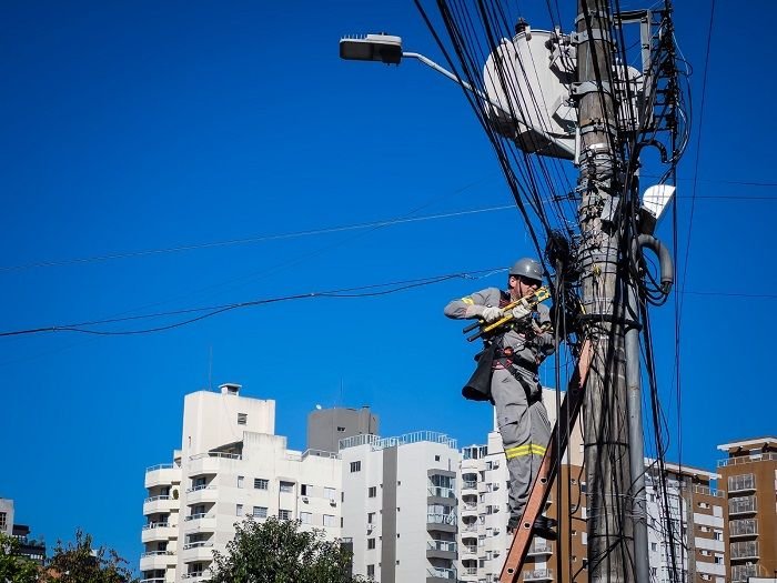 Prefeitura de Florianópolis inicia retirada de cabos em desuso no Continente