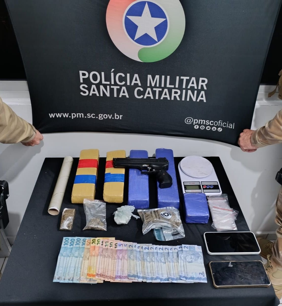 PM apreende mais de 4 kg de drogas e prende dois suspeitos no Extremo-Oeste de SC