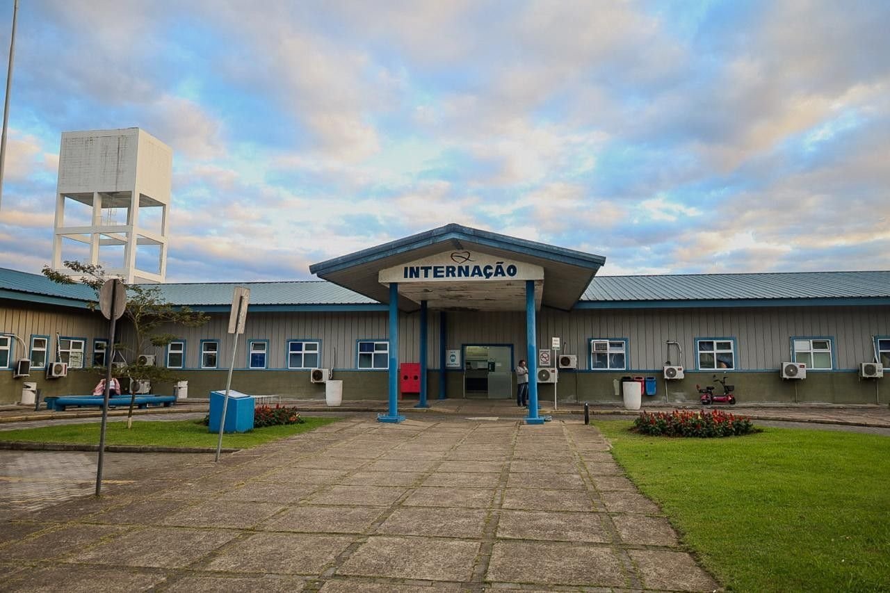 Médico é esfaqueado por ex-companheiro de enfermeira em hospital de Balneário Camboriú