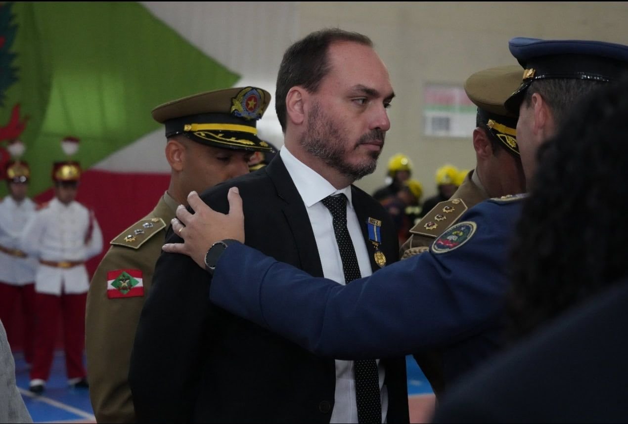 Mensagens Revelam Articulação Antes de Depoimentos sobre Funcionários Fantasmas de Carlos Bolsonaro