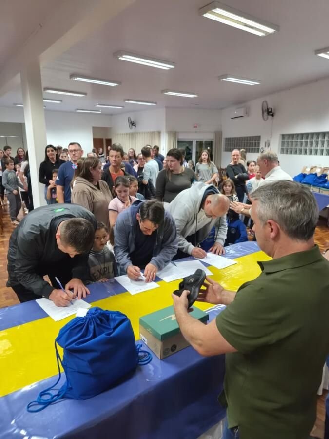 Programa AABB Comunidade entrega kits a 100 estudantes em São Miguel do Oeste
