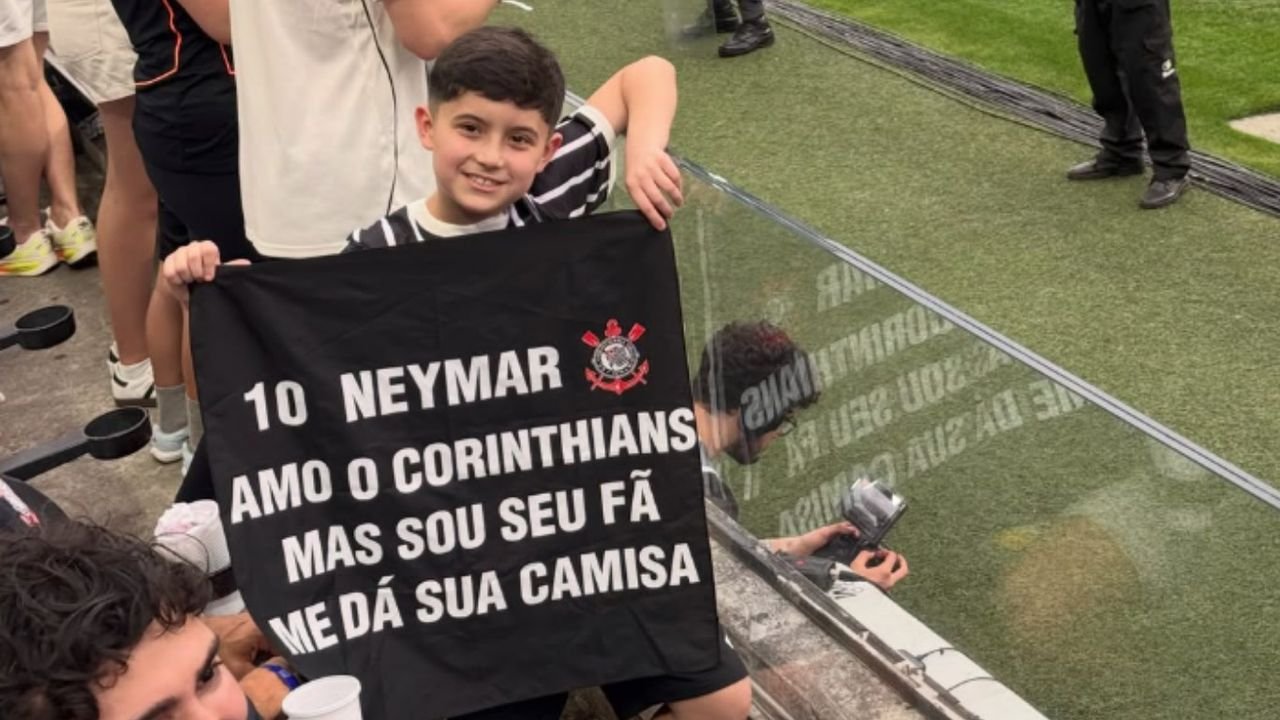 Torcedor mirim do Corinthians é escoltado após receber camisa de Neymar