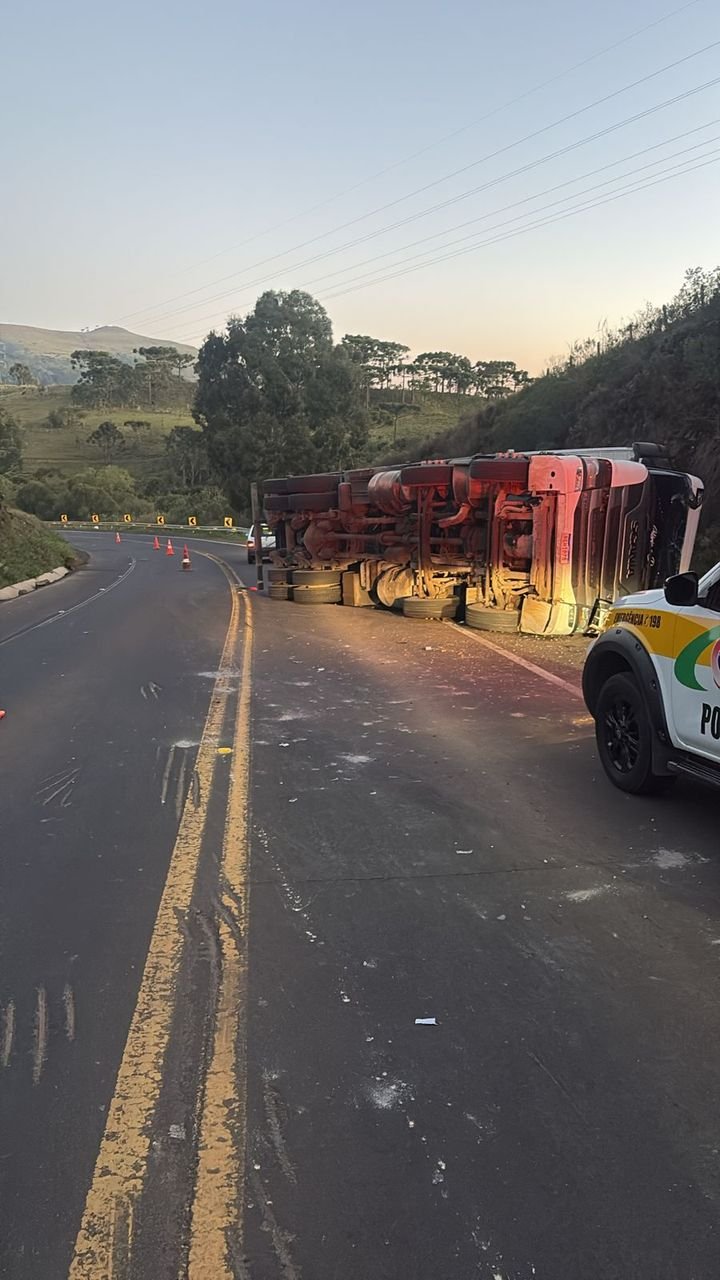 Caminhão tomba e invade pista contrária na SC-114 em São Joaquim