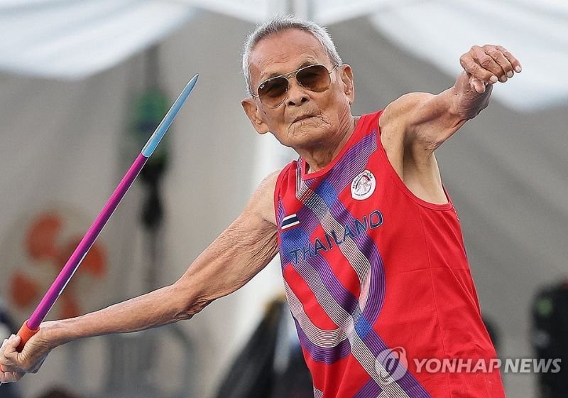 Atleta de 106 anos conquista dois ouros e bate recorde mundial no atletismo