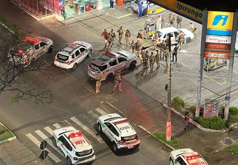 Homem que jogou carro contra policiais é conduzido e liberado em Chapecó