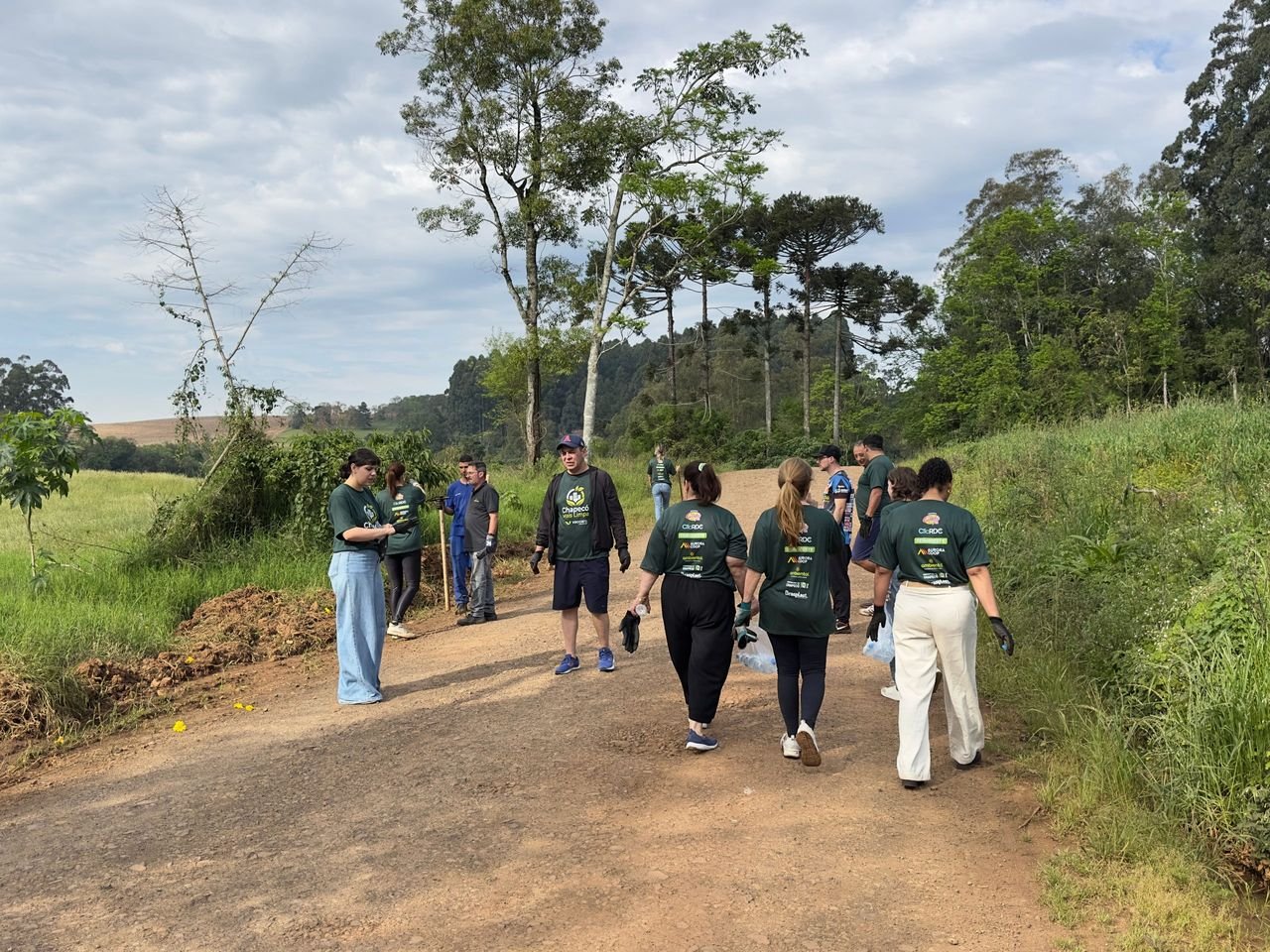 Chapecó realiza segundo mutirão de limpeza na Linha Paulo de Queiroz