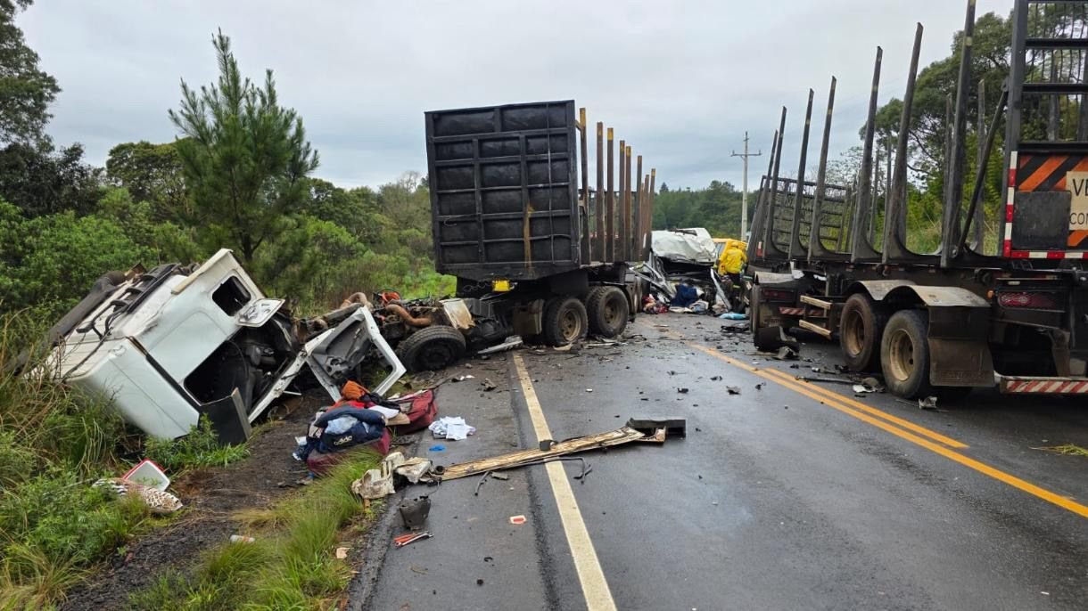 Grave acidente entre carretas e ônibus mobiliza equipes de emergência em SC
