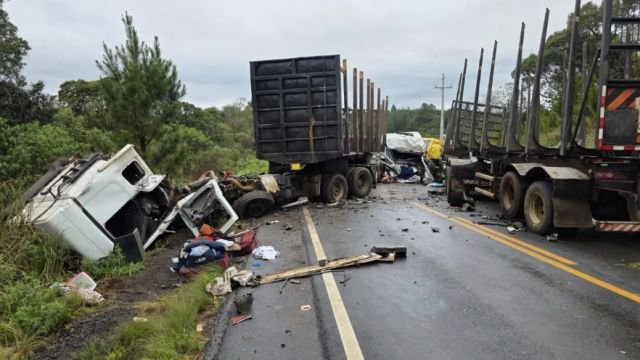 Colisão entre carretas e ônibus deixa caminhoneiros gravemente feridos na SC-350