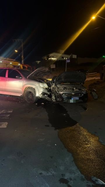 Colisão entre veículos em Maravilha deixa quatro pessoas feridas