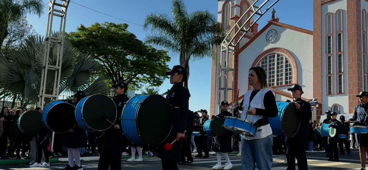 Desfile de 7 de Setembro reúne chapecoenses na Avenida Getúlio Vargas