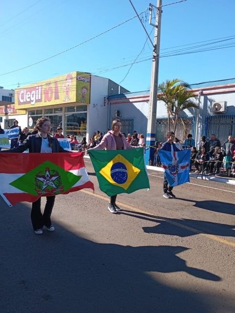 Desfile Cívico de Sete de Setembro em Guaraciaba reúne escolas e entidades