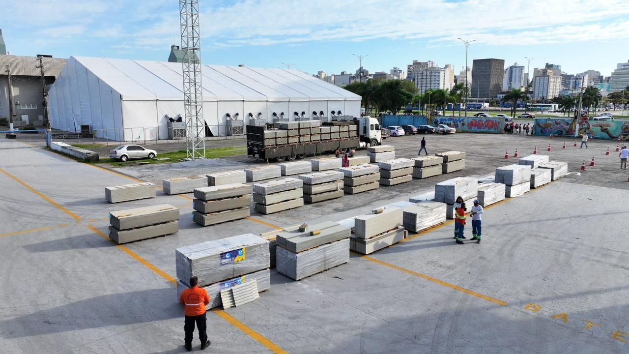 Prefeitura de Florianópolis distribui telhas para moradores afetados por granizo