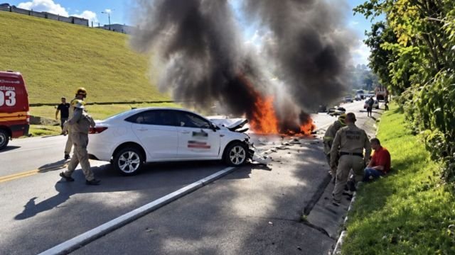 Colisão frontal na BR-470 em Ibirama resulta em morte e veículo em chamas