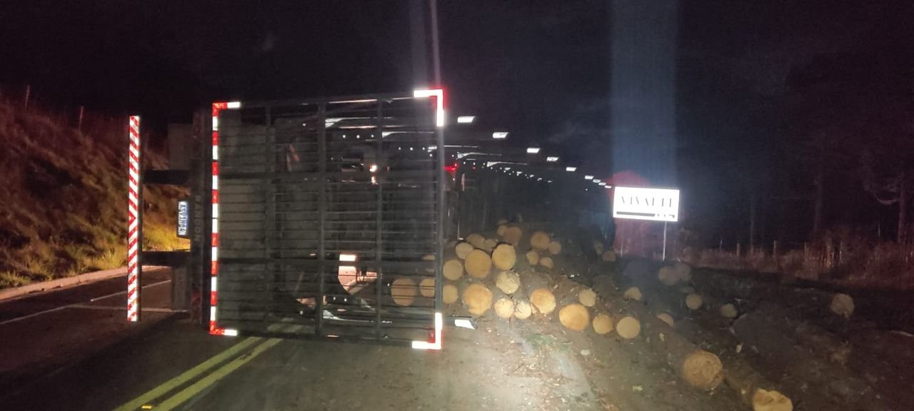 Caminhão tomba na SC-390 em São Joaquim e motorista é levado ao hospital