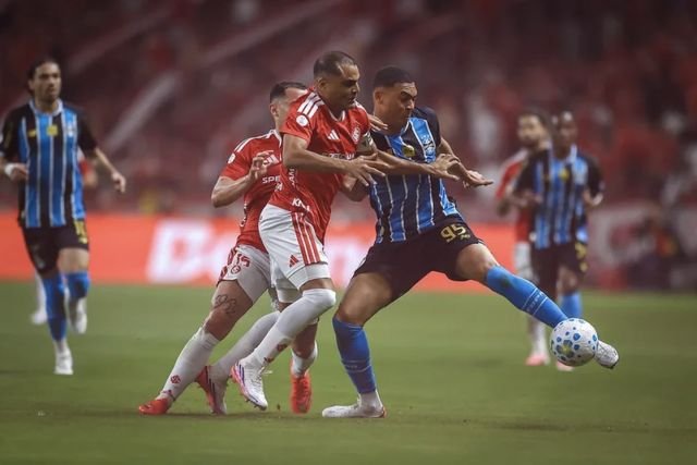 CBF reconhece erro de arbitragem em lance com Carlos Vinícius no Gre-Nal