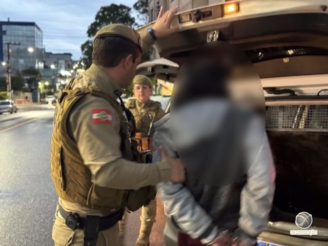 Mulher é presa por tráfico de drogas em São Miguel do Oeste após abordagem policial