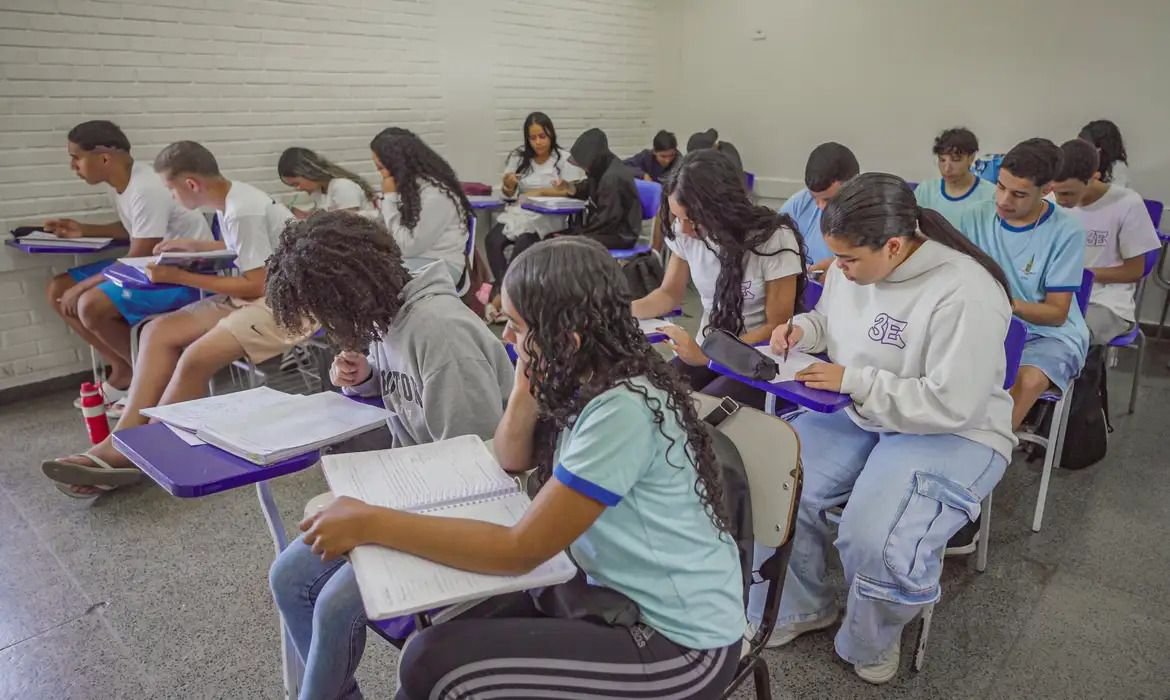 Desempenho escolar do Brasil melhora, mas ainda está abaixo da média da OCDE