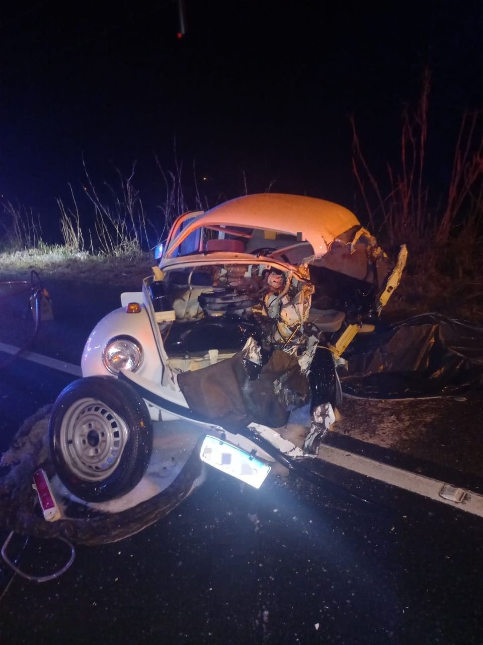 Homem de 58 anos morre em colisão entre Fusca e carreta em Massaranduba