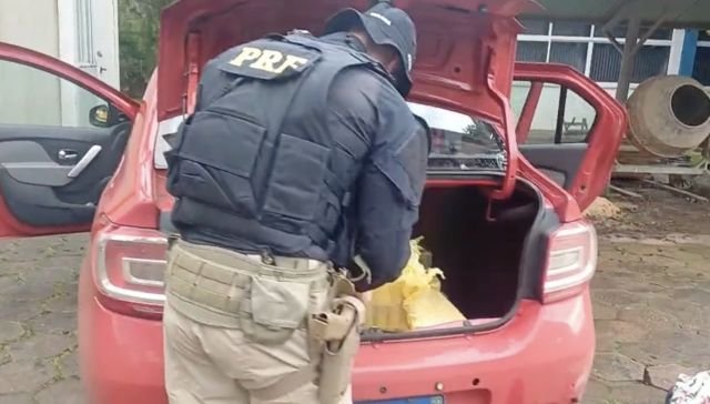 Motorista é preso com carga de maconha após fuga em Chapecó