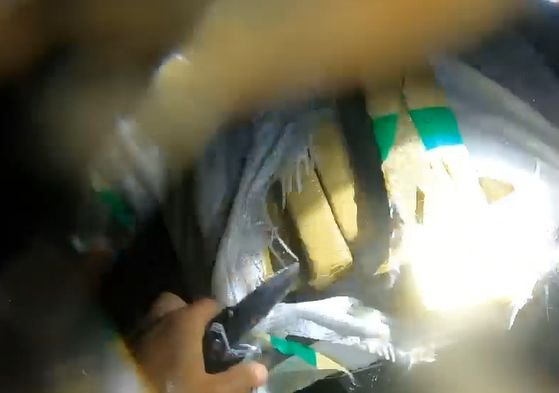 PRF apreende 270 kg de maconha após carro capotar durante fuga em Balsa Nova