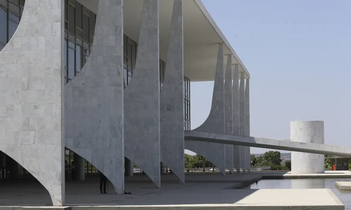 Presidente Lula sanciona isenção de taxa de importação para compras até US$ 50