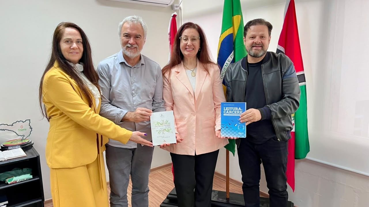 Escritora de Xanxerê entrega livro publicado na Itália ao prefeito