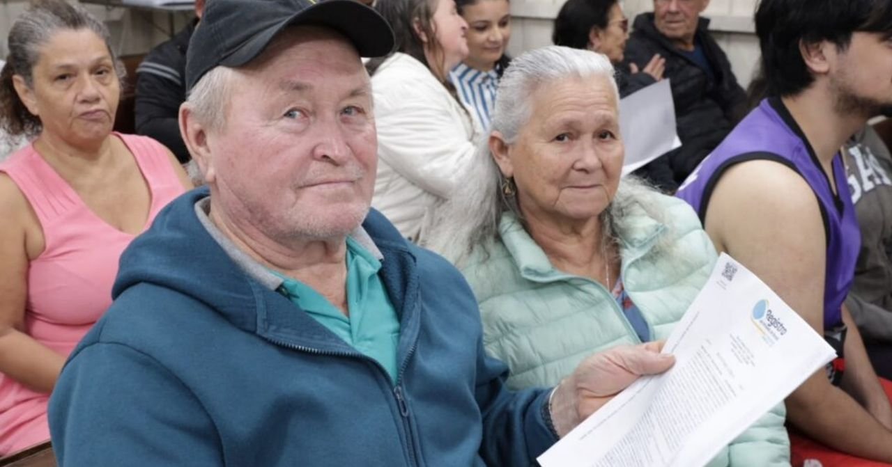 Joinville entrega 54 títulos de propriedade e 27 lotes urbanizados a moradores