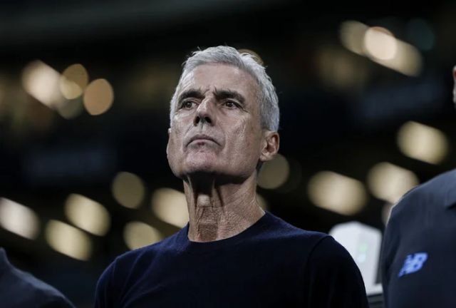 Luís Castro é demitido do Grêmio após derrota para o Vasco