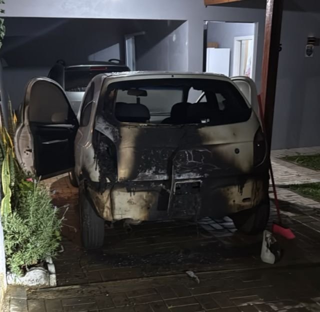 PM flagra princípio de incêndio em veículo em Dionísio Cerqueira