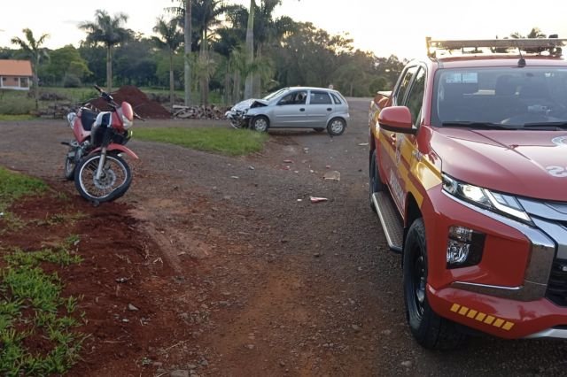 Colisão entre carro e motocicleta deixa duas pessoas feridas em São João do Oeste