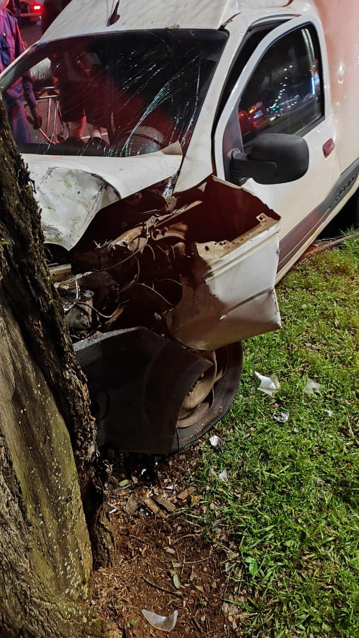 Motorista fica ferido após colisão de Fiorino contra árvore em Chapecó