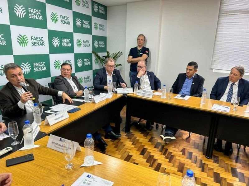 SC apresenta pacote de obras e discute crise no agronegócio