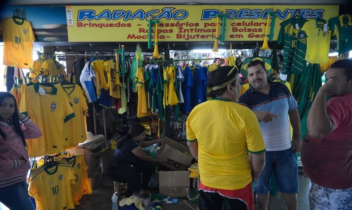 Comércio varejista brasileiro recua 0,8% em julho, segundo IBGE