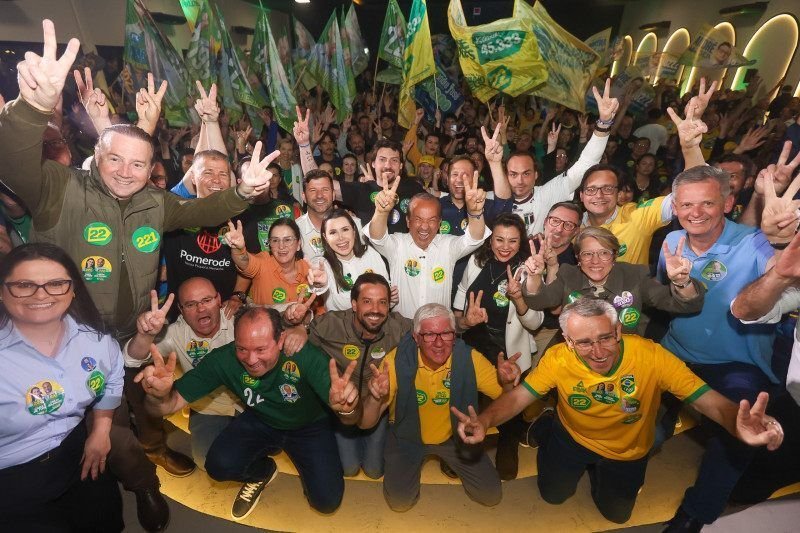 Jorginho Mello reúne prefeitos e apoiadores em Blumenau