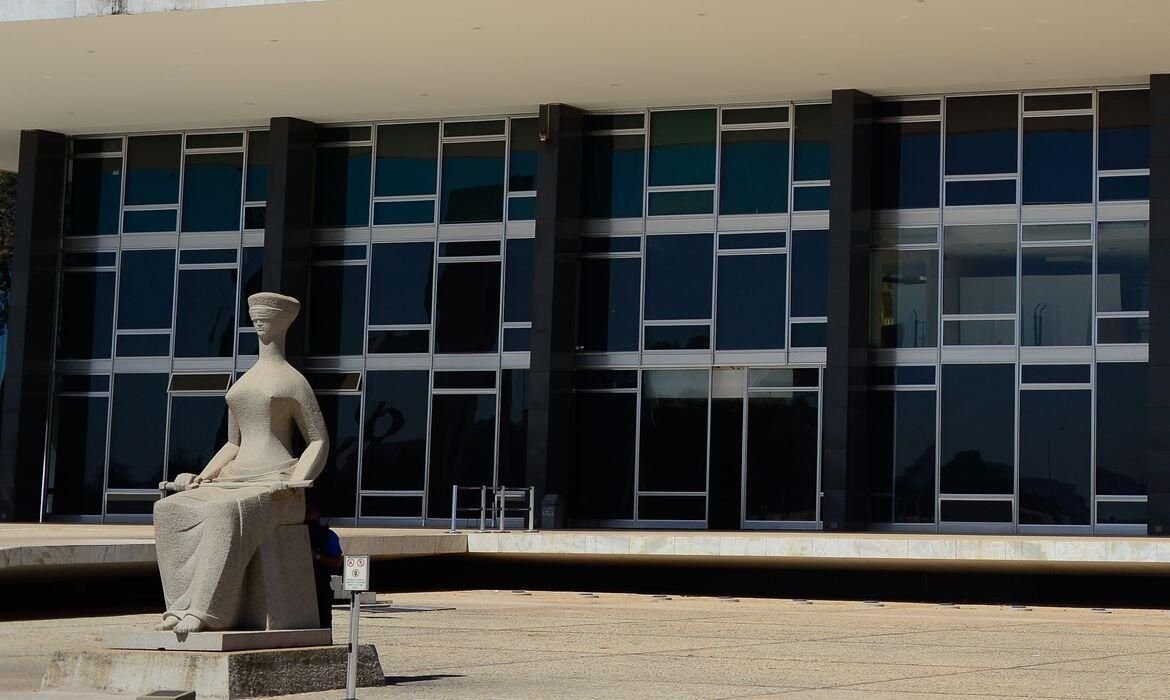 Pedido de vista suspende votação no STF sobre casos de Moraes e Mendonça