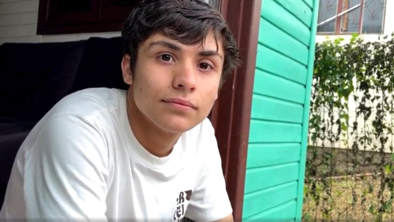 Justiça de SC condena pais a pagar R$ 100 mil a jovem expulso de casa por ser gay