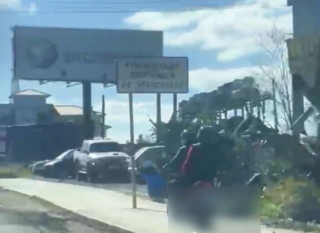Motoneta é flagrada trafegando pela calçada na Avenida Willy Barth, em SMOeste