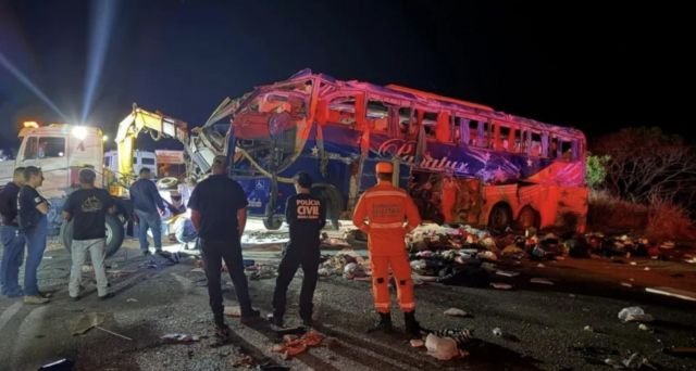 Acidente entre ônibus e carreta deixa seis mortos e 43 feridos na BR-116, em Minas Gerais
